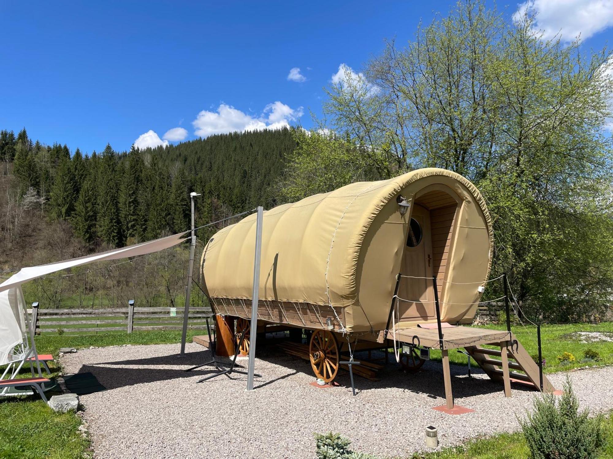 White Spring Glamping Luxury tent Campulung Moldovenesc